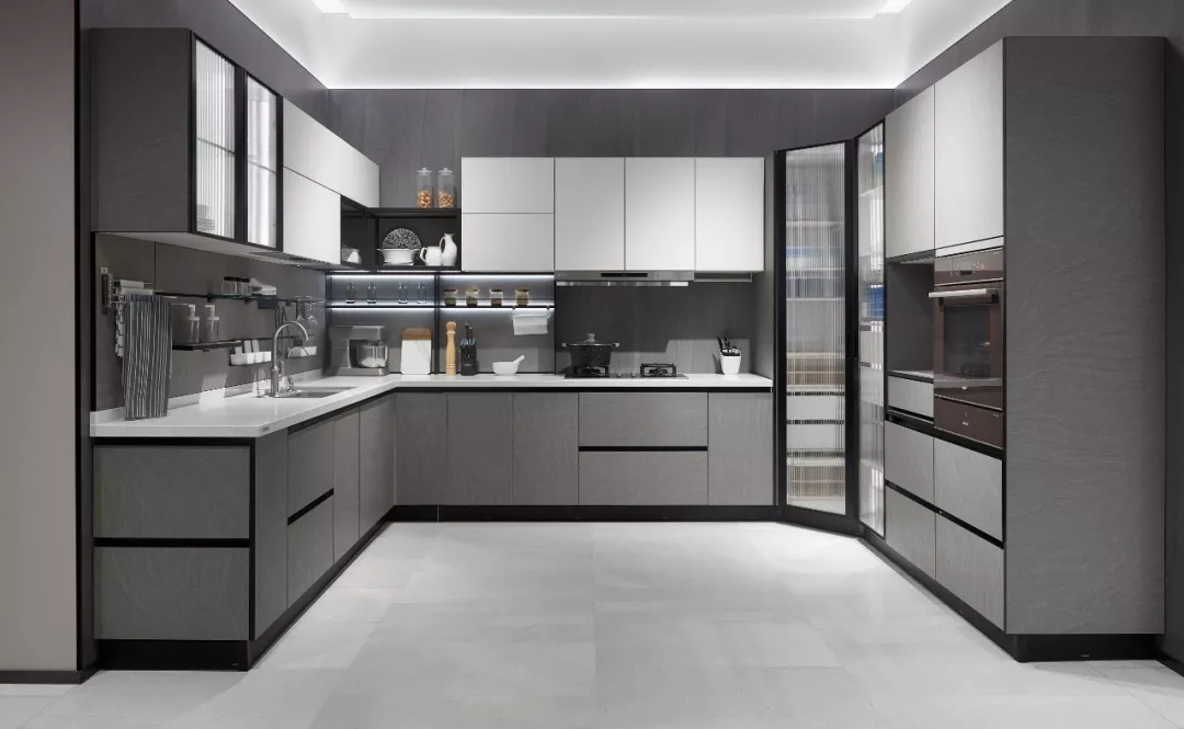 而且灰色的现代质感很强,所以对于面积较大,采光较好的厨房来说,能够