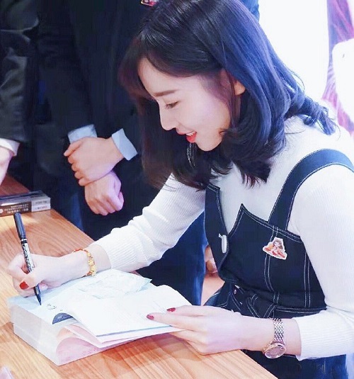 "90后"人气美女作家北倾携新书《星辉落进风沙里》来杭签售
